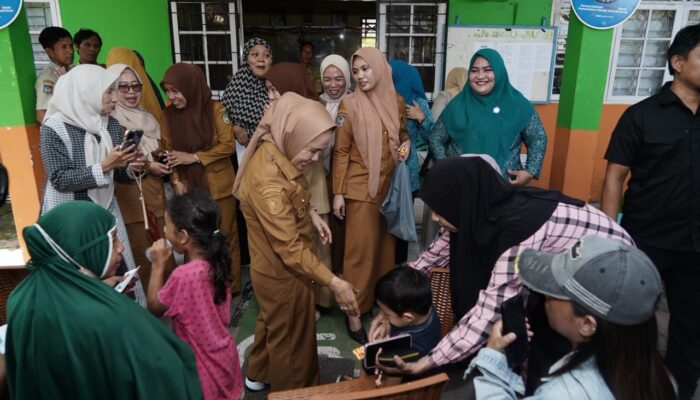 Blusukan ke Kelurahan, Wali Kota Palopo Bagikan Paket Sembako