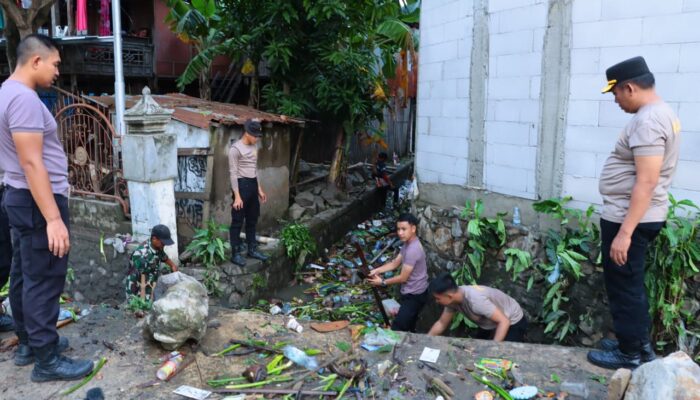 Cegah Banjir Susulan, Polres Sidrap dan Warga Kompak Bersihkan Parit Tersumbat