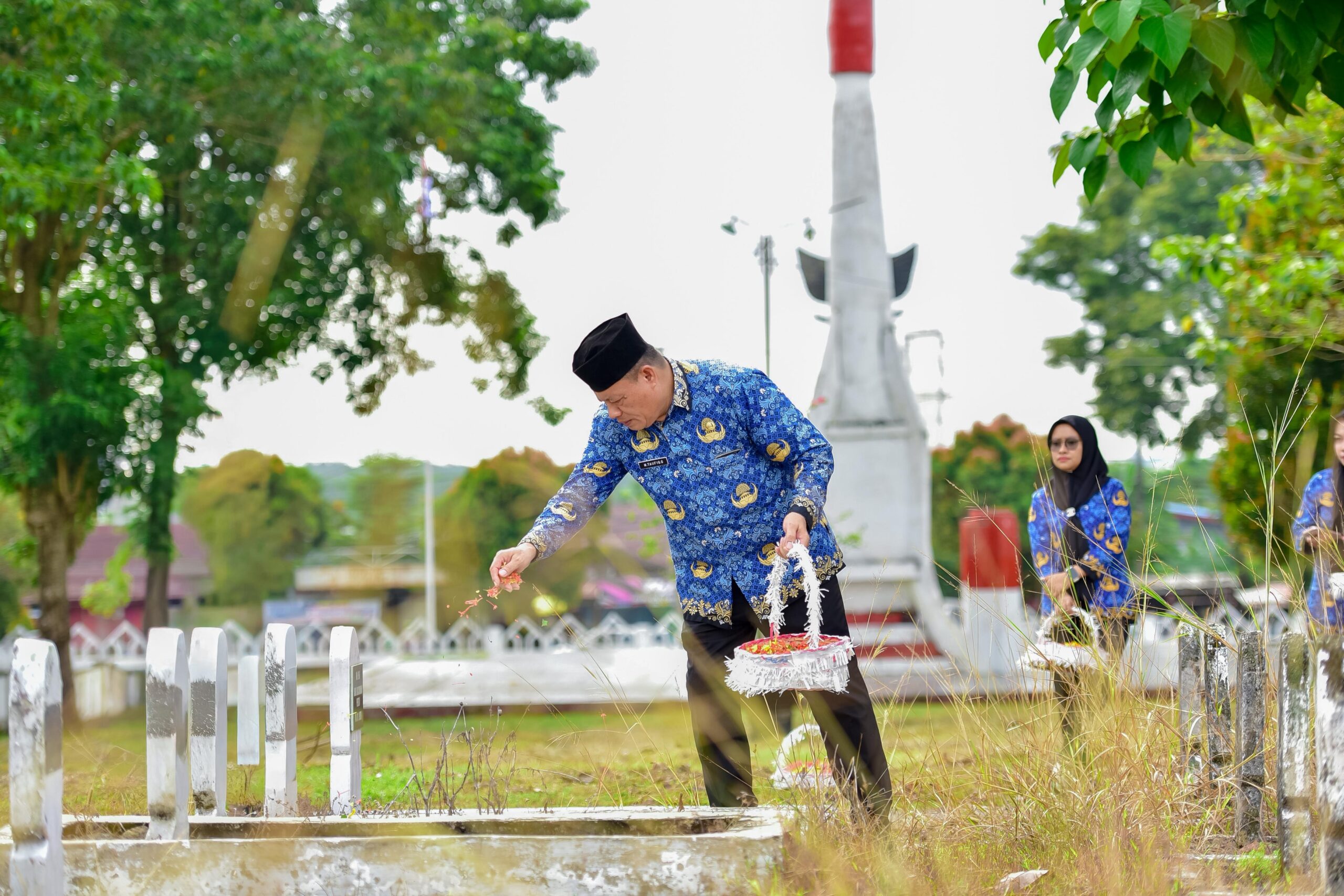 Peringati Harkitnas, Jajaran Pejabat Pemkot Palopo Tabur Bunga di TMP