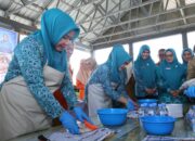Turun Tangan Olah Menu Ikan, Ketua TP-PKK Luwu Komitmen Berantas Stunting