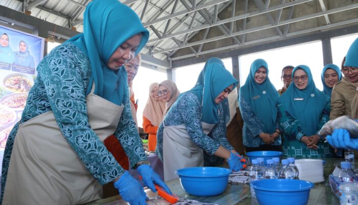 Turun Tangan Olah Menu Ikan, Ketua TP-PKK Luwu Komitmen Berantas Stunting