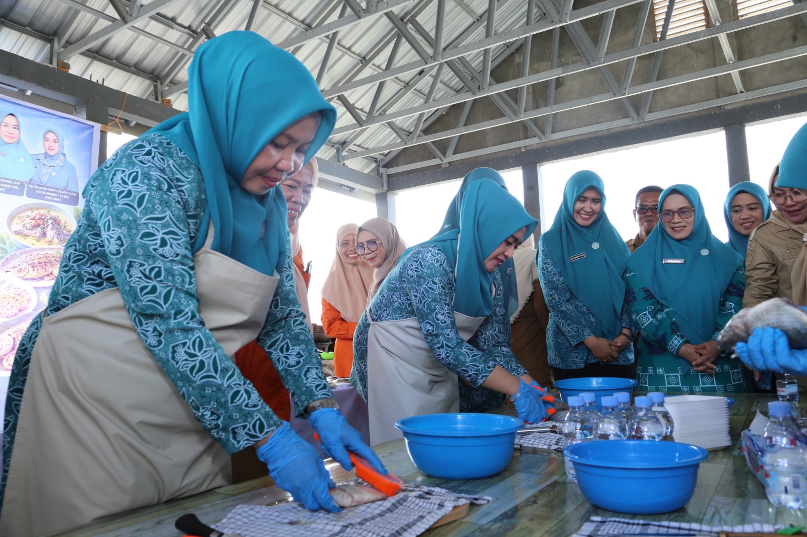 Turun Tangan Olah Menu Ikan, Ketua TP-PKK Luwu Komitmen Berantas Stunting
