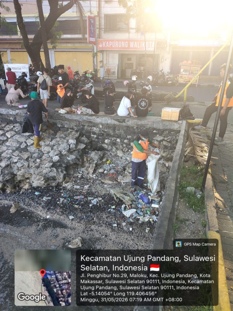 Pantai Losari Dipenuhi Sampah Kiriman, Ratusan Personel Kebersihan Diterjunkan ke Lokasi