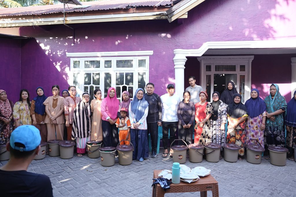Appi Blusukan Bawa Genset ke Pulau Terluar Makassar