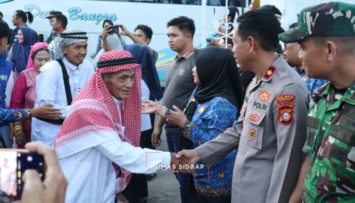 Suasana Haru Warnai Kepulangan Jamaah Haji Kloter 2 Asal Sidrap