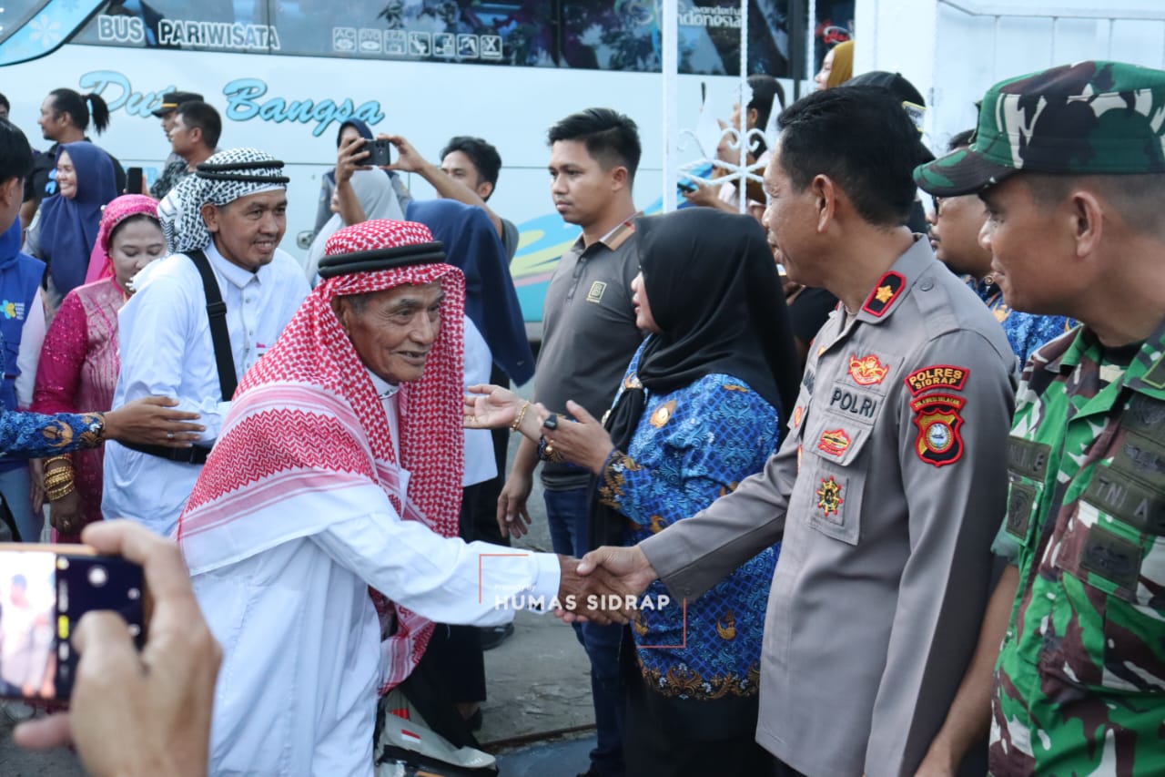 Suasana Haru Warnai Kepulangan Jamaah Haji Kloter 2 Asal Sidrap