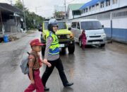 Aksi Humanis Polwan Polres Sidrap Kawal Keselamatan Pelajar Menyeberang Jalan