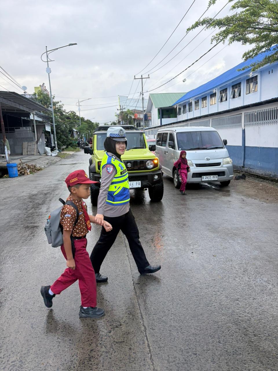 Aksi Humanis Polwan Polres Sidrap Kawal Keselamatan Pelajar Menyeberang Jalan