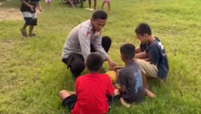 Aksi Humanis Ipda Sakaria, Patroli ke Pegunungan Sambil Bermain Bola dengan Anak-Anak