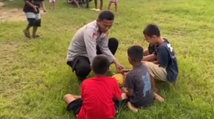 Aksi Humanis Ipda Sakaria, Patroli ke Pegunungan Sambil Bermain Bola dengan Anak-Anak