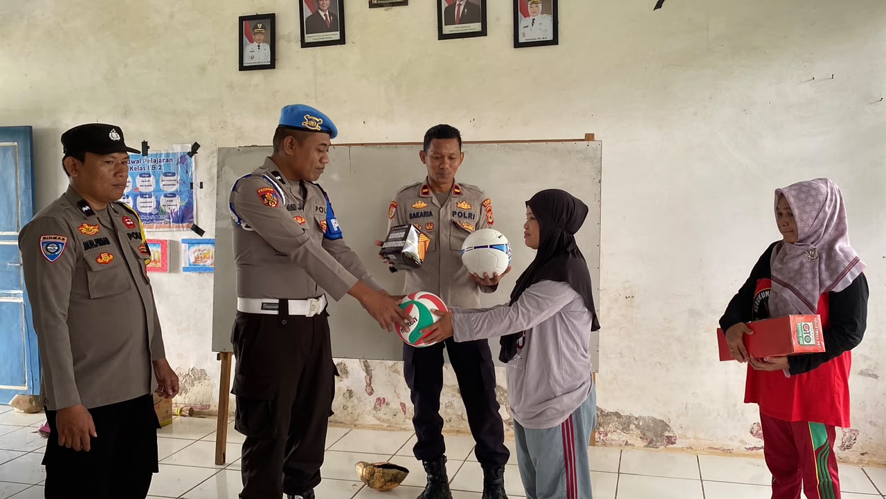Peduli Pendidikan, Ipda Sakaria Salurkan Alat Olahraga ke SDN 6 Batu