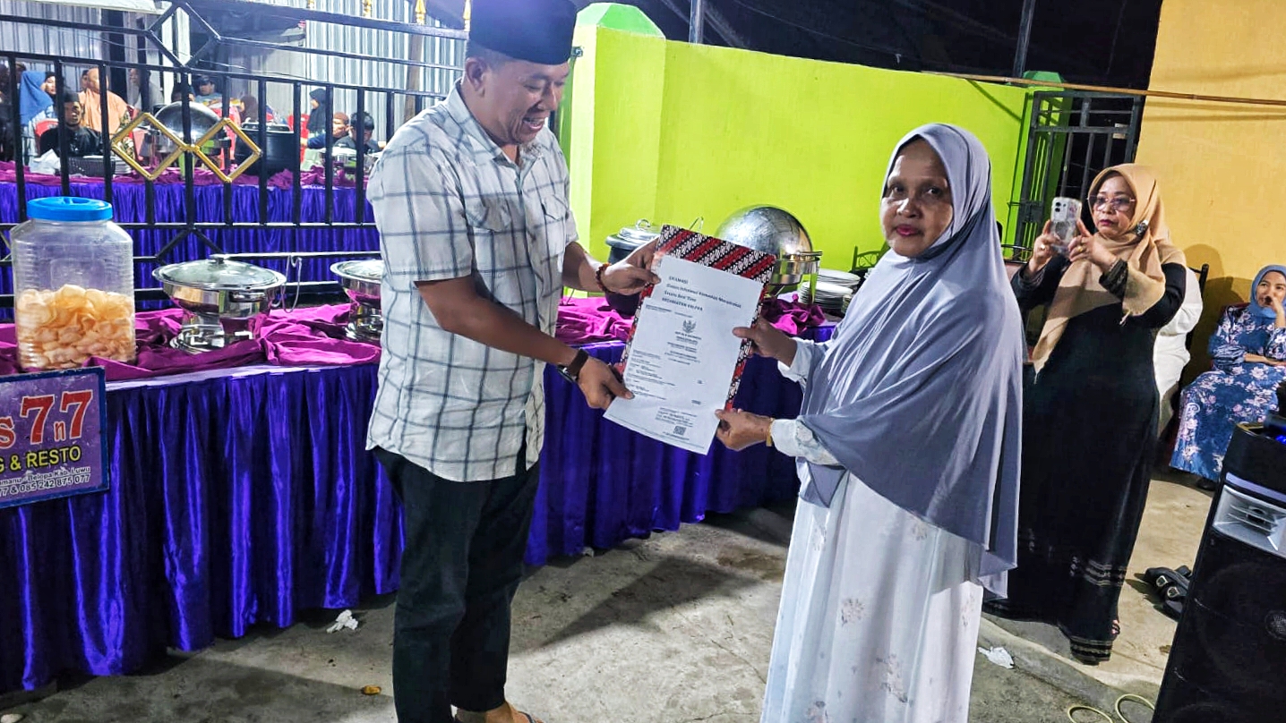 Camat Belopa Serahkan Akta Kematian Perdana Lewat Program Inovatif SIMAKAMSE