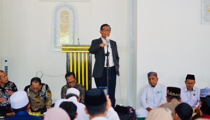 Kunjungi Masjid Madani Bua, Prof Mahfud MD Apresiasi Dedikasi Keluarga H. Mustary Sakkalang