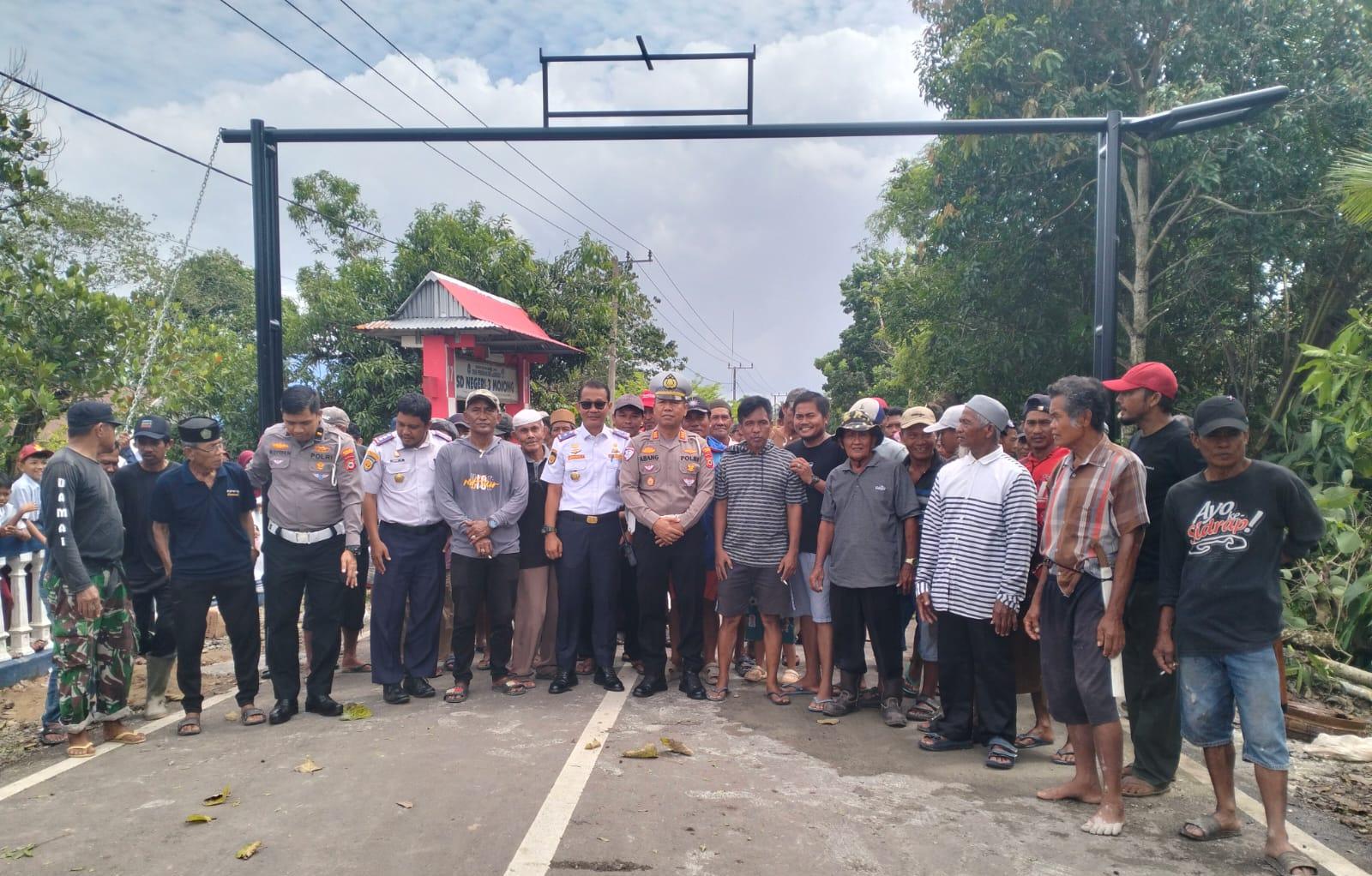 Jawab Keluhan Warga, Kades Damai Inisiasi Pemasangan Portal Jalan Poros