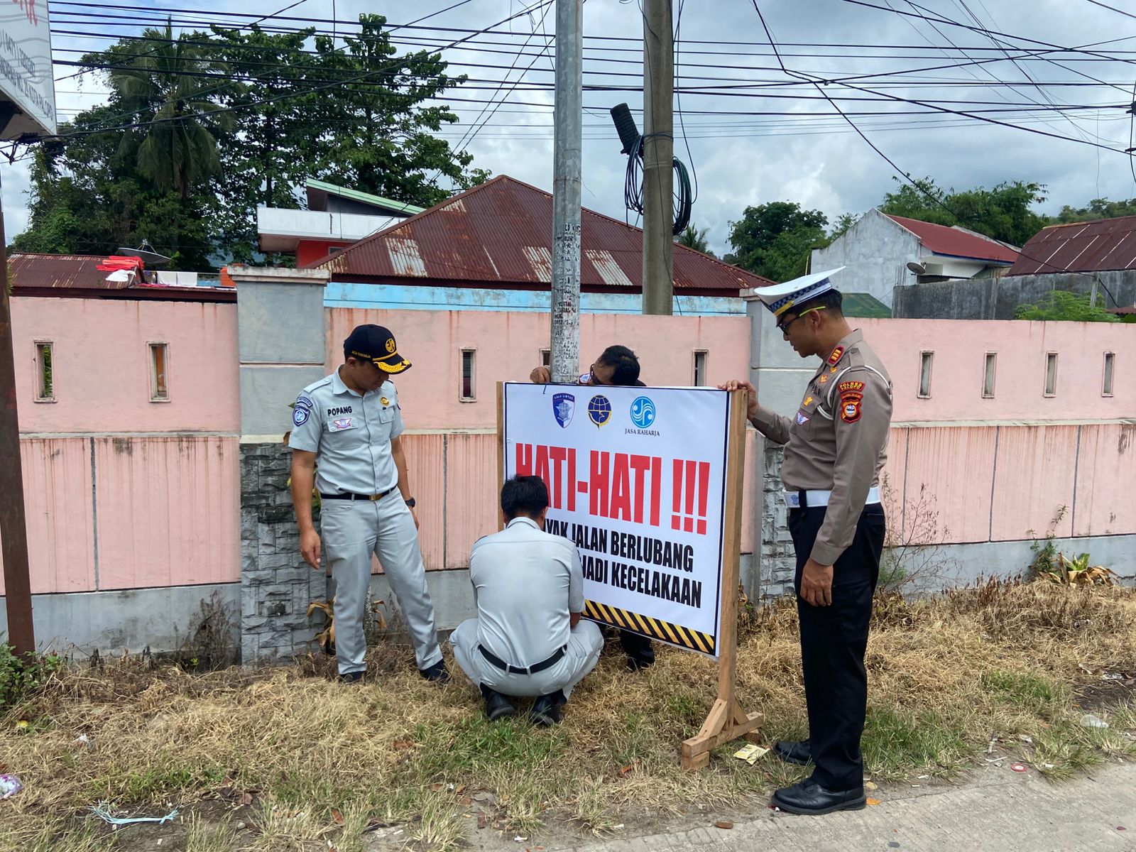 Tekan Angka Kecelakaan, Satlantas Polres Palopo Pasang Baliho Imbauan Keselamatan