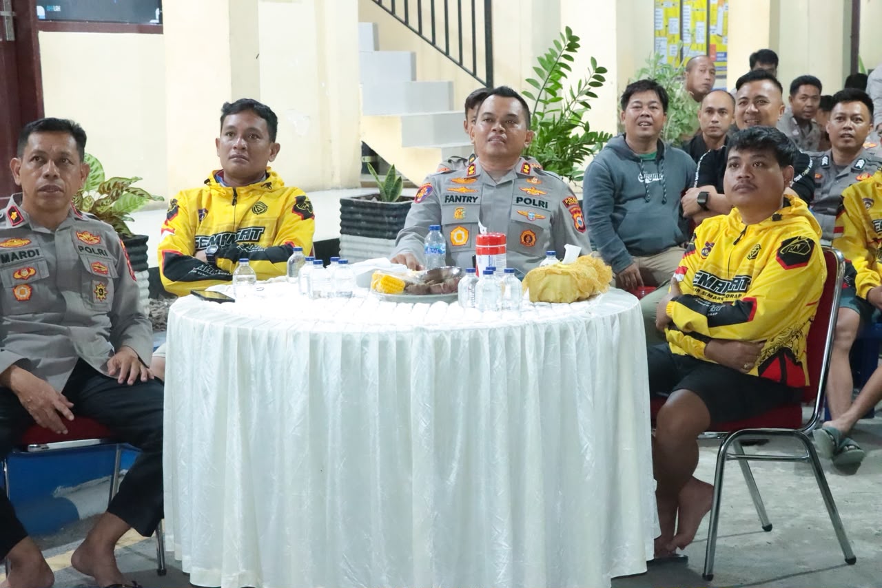 Wujud “Polri Untuk Masyarakat”, Kapolres Sidrap Berbaur Nobar Piala Dunia Bersama Warga