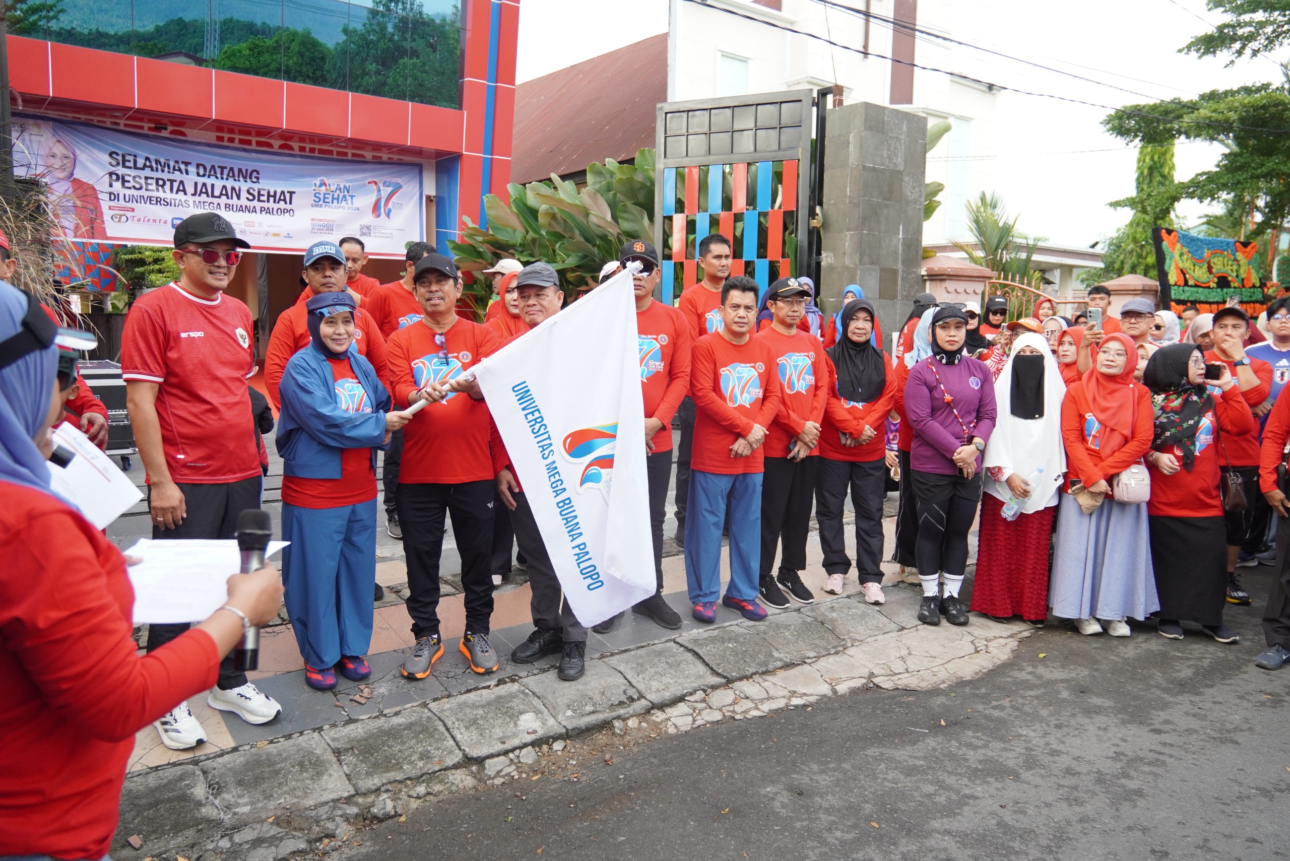 Pemkot Palopo Meriahkan Jalan Sehat Perayaan HUT ke-17 Universitas Mega Buana