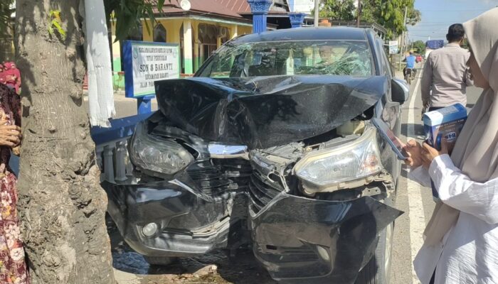 Breaking News: Diduga Sopir Mengantuk, Mobil Avanza Rombongan Asal Wajo Tabrak Pohon di Sidrap