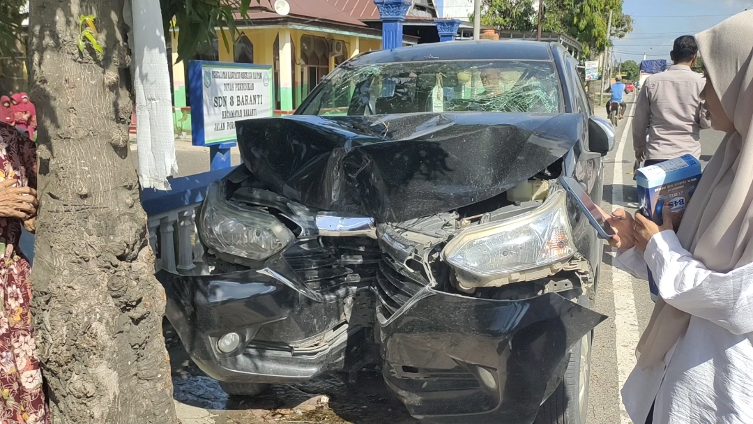 Breaking News: Diduga Sopir Mengantuk, Mobil Avanza Rombongan Asal Wajo Tabrak Pohon di Sidrap