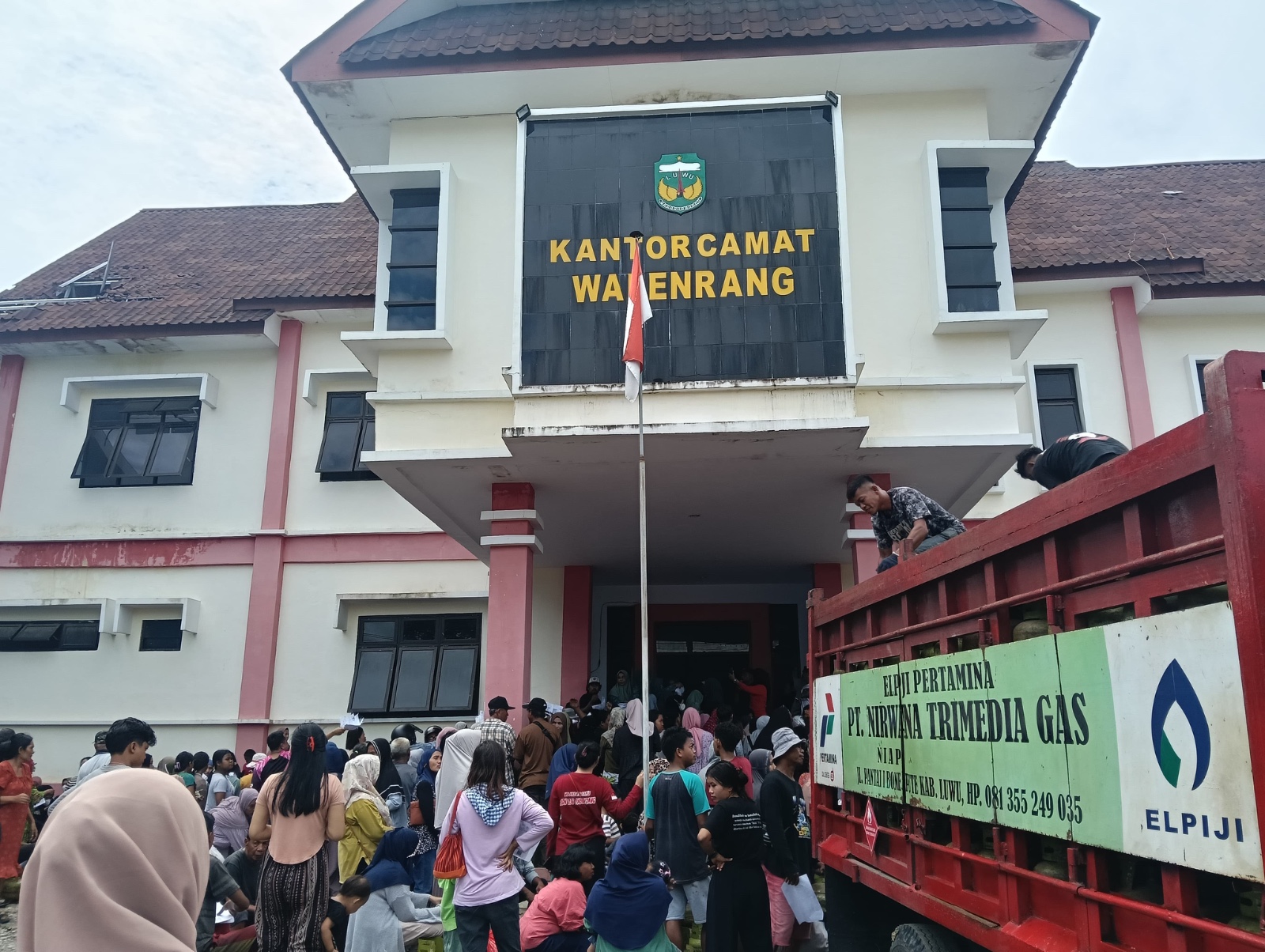 Warga Walenrang Antusias Serbu Pasar Murah LPG 3 Kg dari Pemkab Luwu