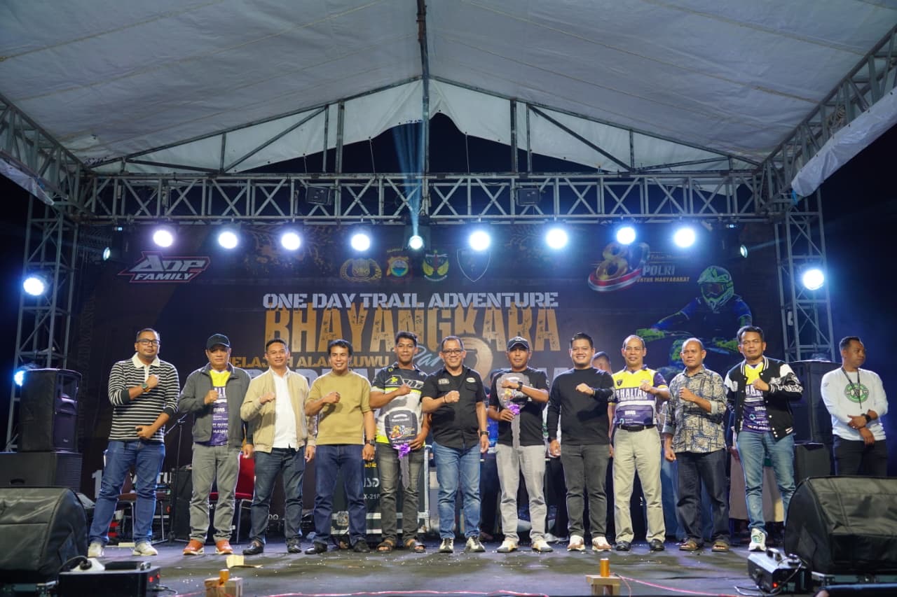 Wakil Bupati dan Kapolres Luwu Serahkan Motor KLX di Malam Puncak Jejal Part 2
