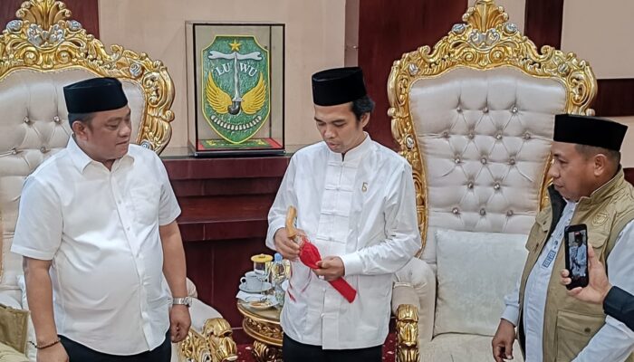 Patahudding Jamu Ustadz Somad di Rujab, Berikan Badik Pamor Luwu