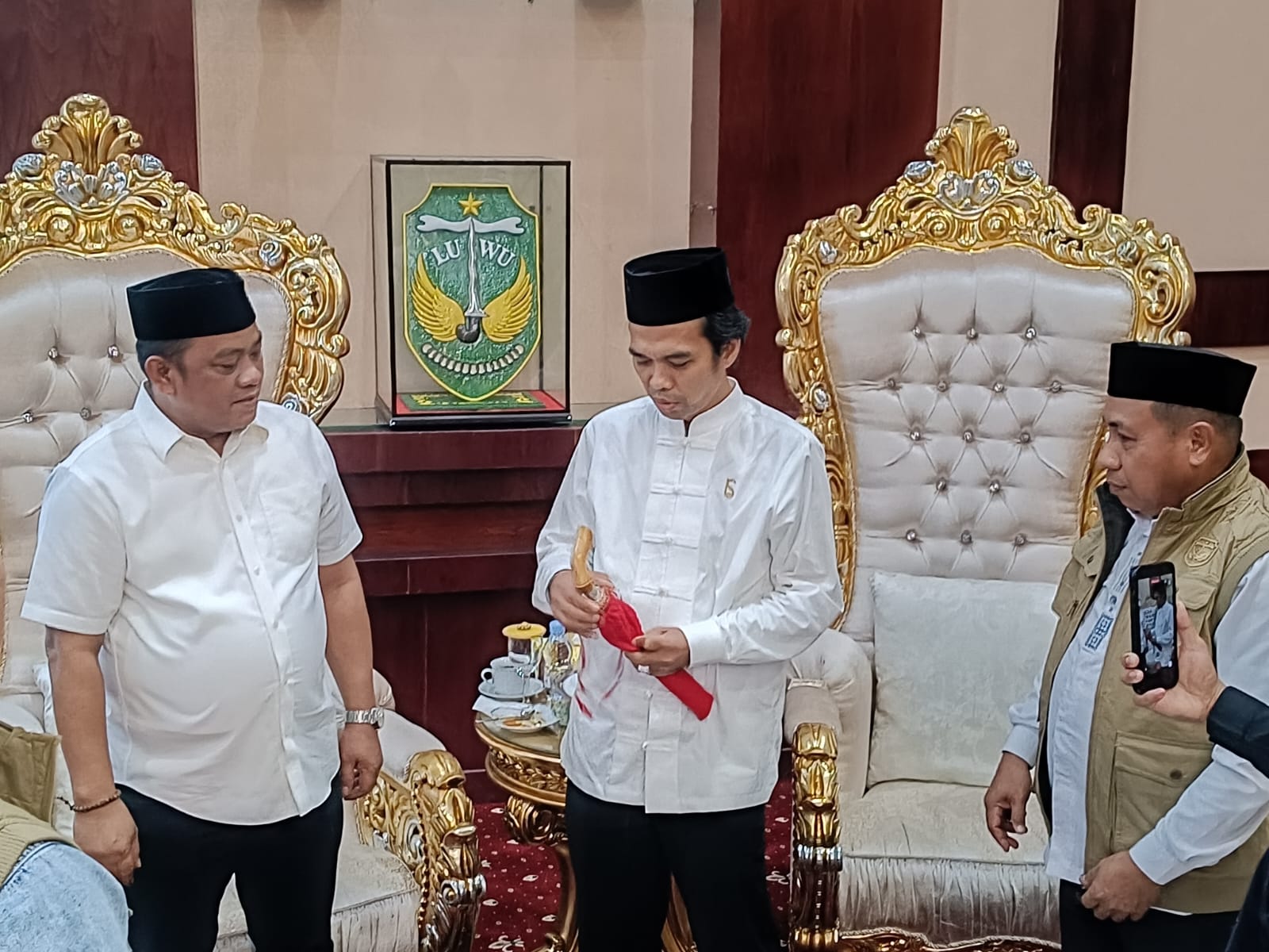Patahudding Jamu Ustadz Somad di Rujab, Berikan Badik Pamor Luwu