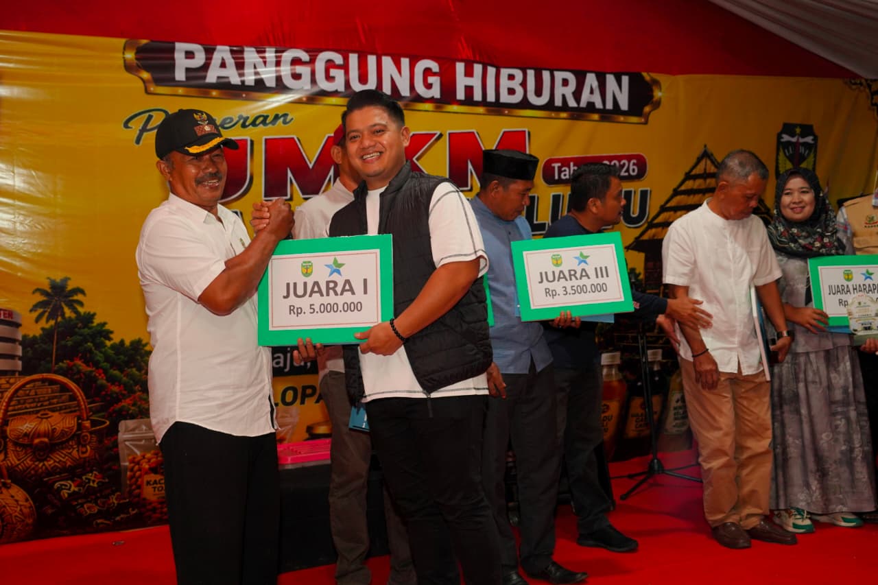 Wabup Luwu Serahkan Hadiah Lomba Literasi