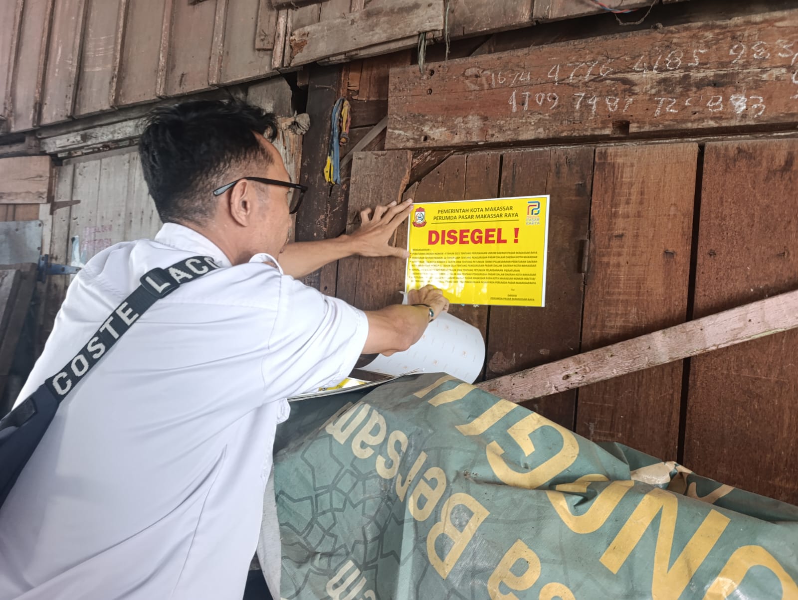 Tunggak Iuran 9 Tahun, 308 Kios di Pasar Kerung-Kerung Disegel Petugas