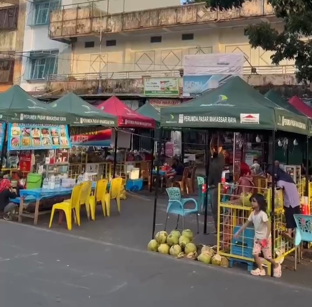 Pedagang Es Kelapa Muda Rotterdam Pindah ke Pasar Kampung Baru