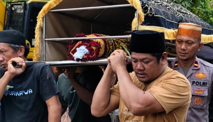 Wujud Empati, Kapolsek Pitu Riase Ipda Zakaria Turut Gotong Jenazah Warga