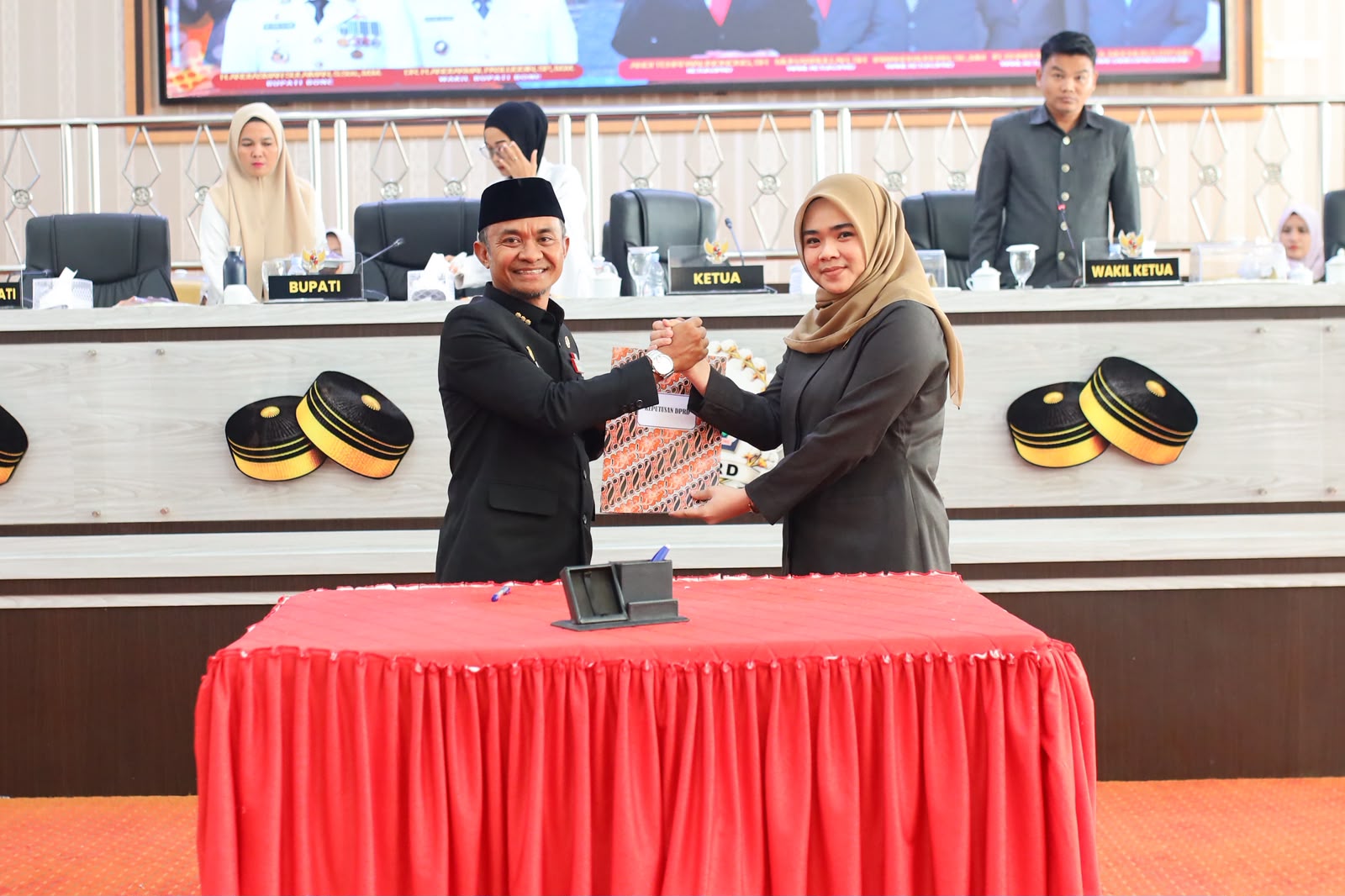 DPRD Bone Sepakat Sahkan Perda APBD 2025, Bupati Andi Asman Apresiasi Sinergi Legislatif
