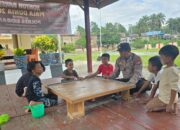 Polsek Pitu Riase Bangun Kedekatan dengan Anak-Anak Lewat Permainan Karambol