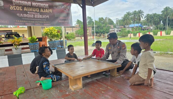 Polsek Pitu Riase Bangun Kedekatan dengan Anak-Anak Lewat Permainan Karambol