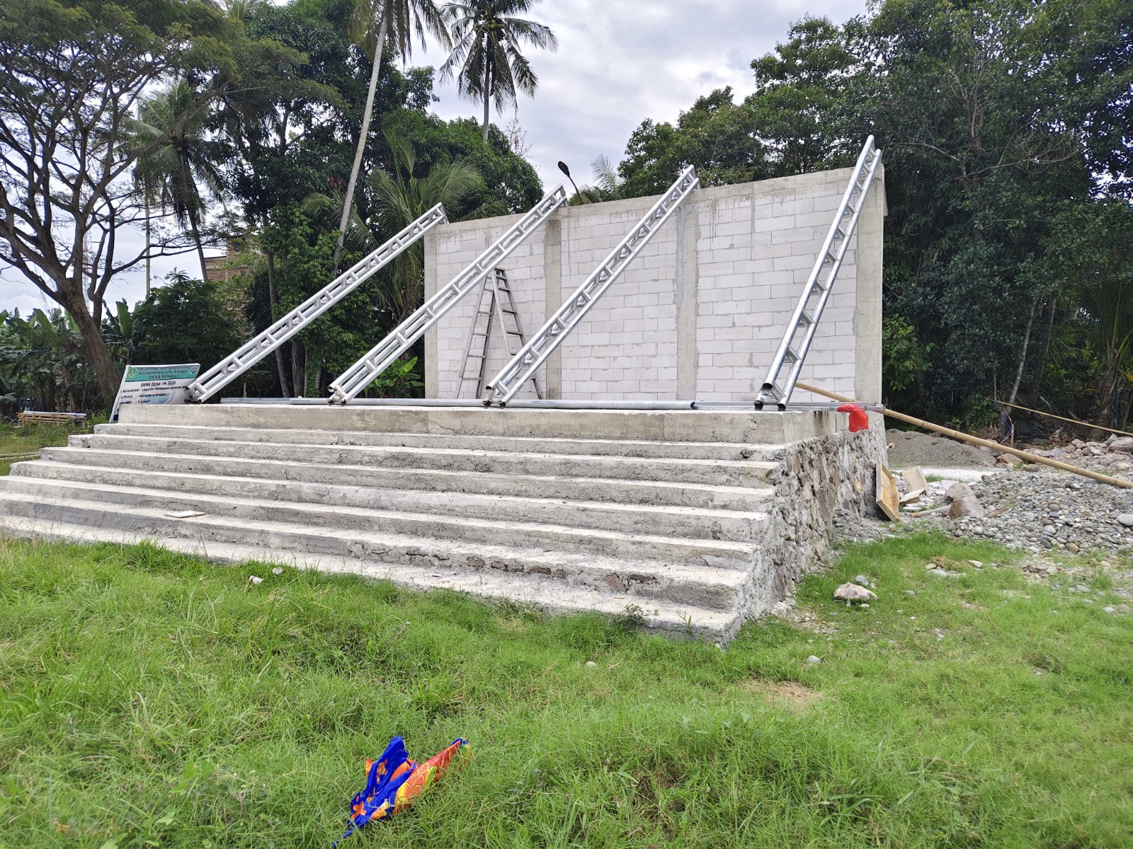 Sambut HUT ke 81 RI, Pemdes Dongi Kucurkan Rp303 Juta Benahi Panggung dan Lapangan