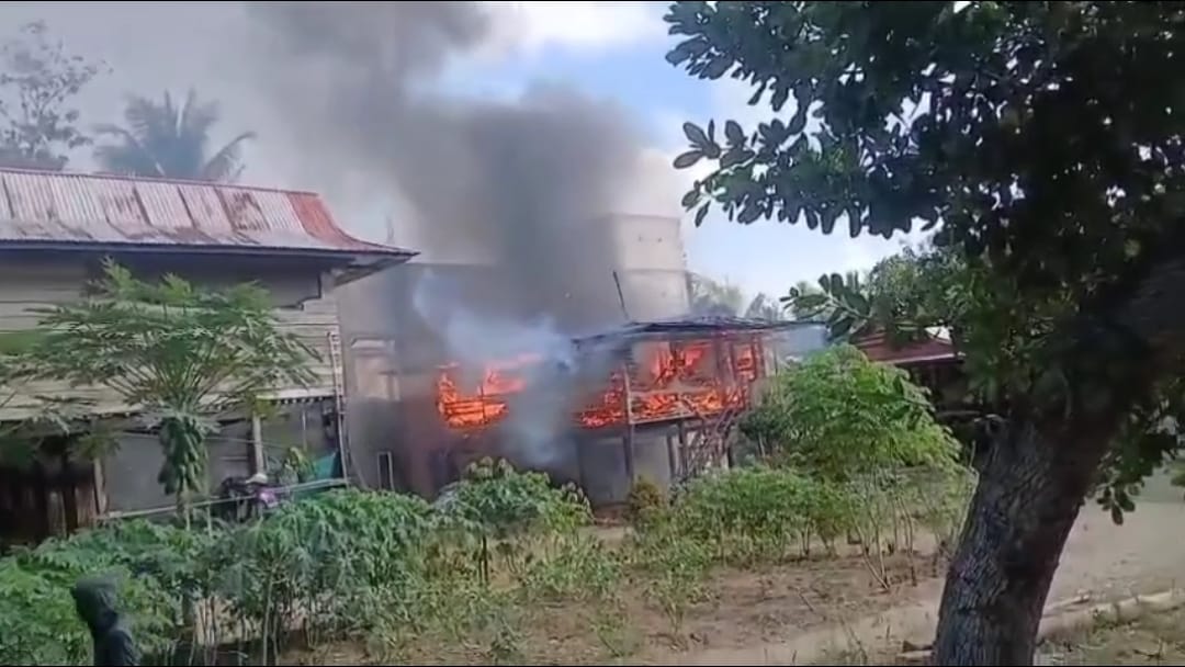 Tragedi di Desa Tallumae, Satu Unit Rumah Panggung Ludes Dilalap Si Jago Merah