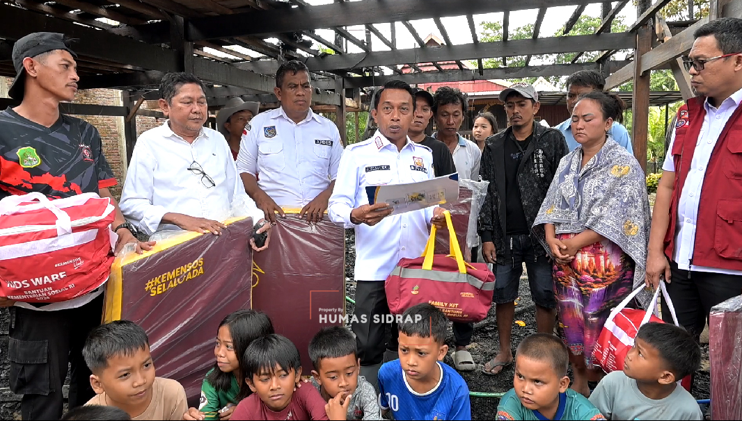 Rumah Warga Talumae Ludes Terbakar, Bupati Sidrap Turun Langsung Berikan Bantuan