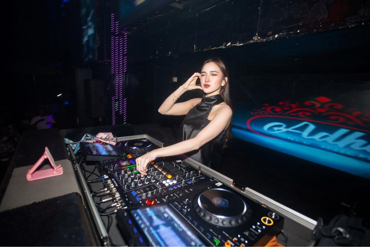 Tampil Memukau hingga ke Malaysia, DJ Adhe Asal Pinrang Sukses Hipnotis Ribuan Penonton