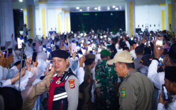 Polisi dan TNI Kawal Ketat, Ustadz Abdul Somad Lelang Sarung Selempang Polisi dan TNI Kawal Ketat, Ustadz Abdul Somad Lelang Sarung Selempang