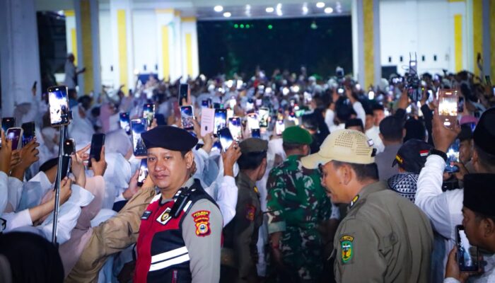 Polisi dan TNI Kawal Ketat, Ustadz Abdul Somad Lelang Sarung Selempang