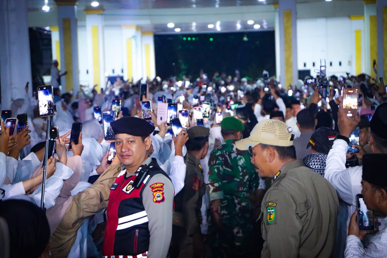 Polisi dan TNI Kawal Ketat, Ustadz Abdul Somad Lelang Sarung Selempang