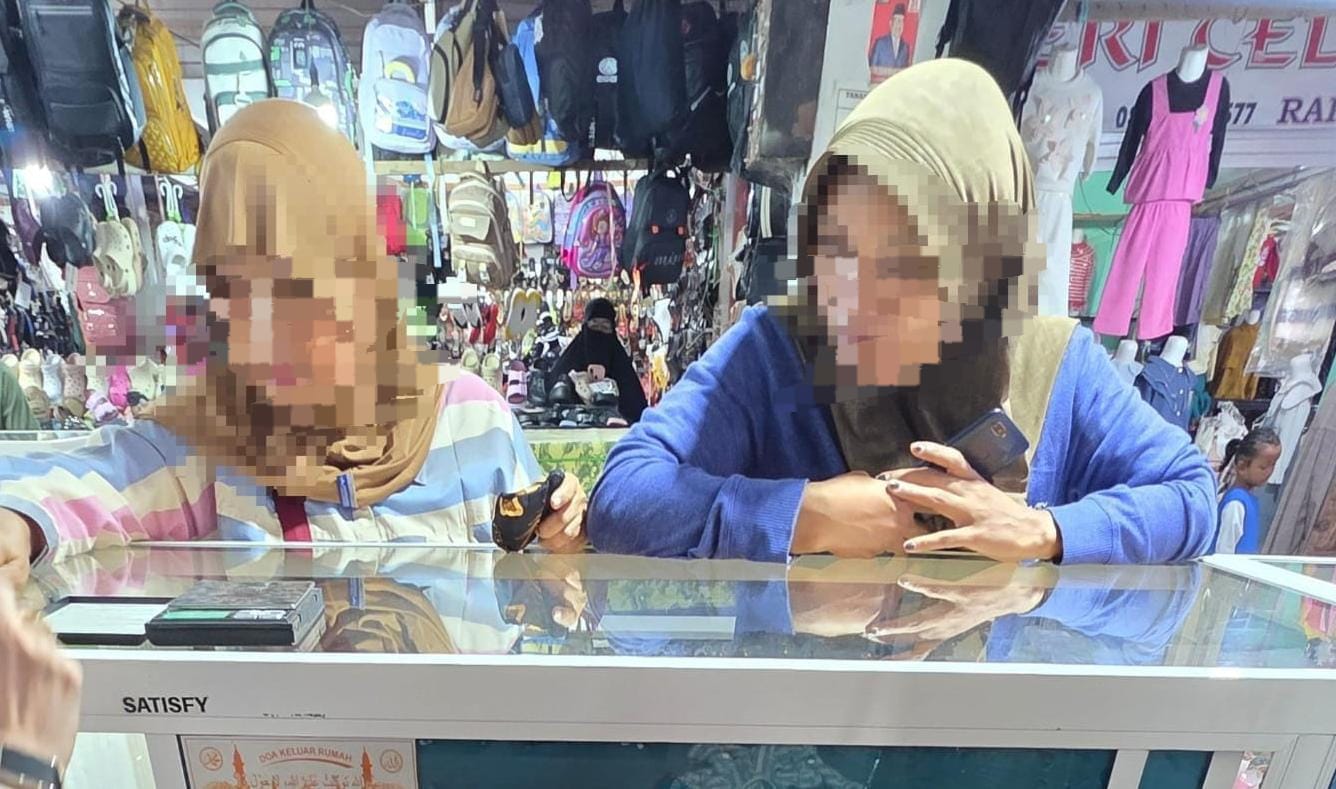 Dua Perempuan Terekam CCTV Diduga Curi Gelang Emas di Pasar Rappang