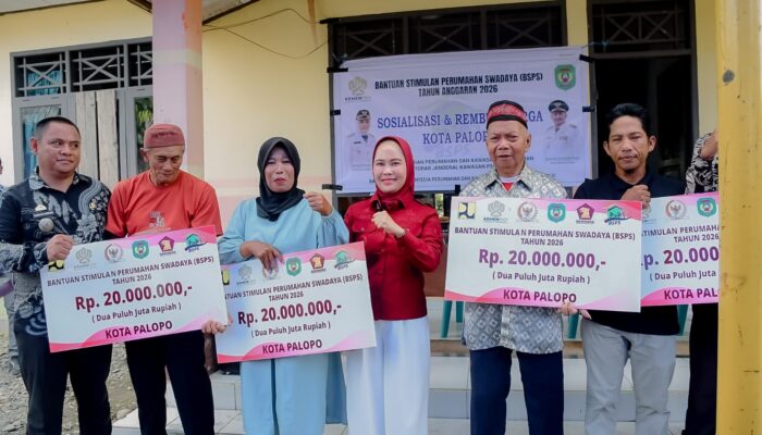 Wali Kota Palopo Serahkan Bantuan BSPS kepada Warga Pentojangan