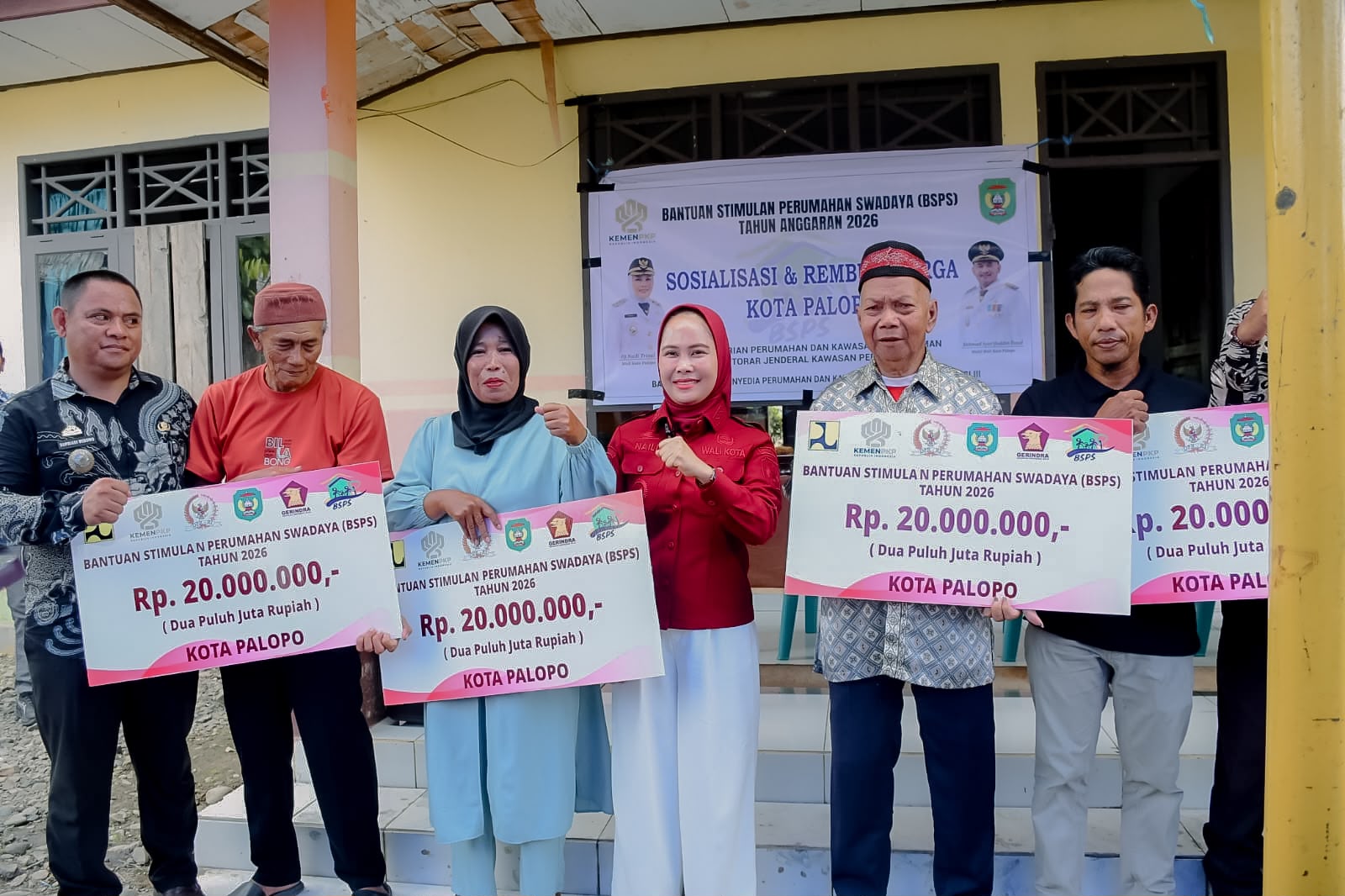 Wali Kota Palopo Serahkan Bantuan BSPS kepada Warga Pentojangan