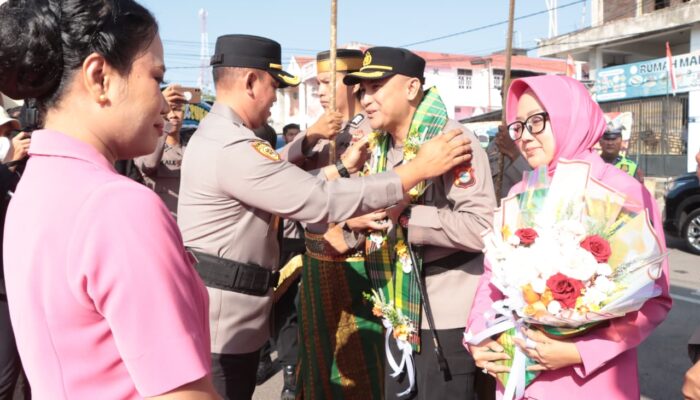 Kapolres Sidrap Berganti, AKBP Indra Waspada Disambut Tari Padduppa