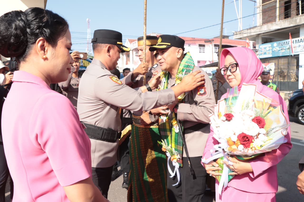 Kapolres Sidrap Berganti, AKBP Indra Waspada Disambut Tari Padduppa