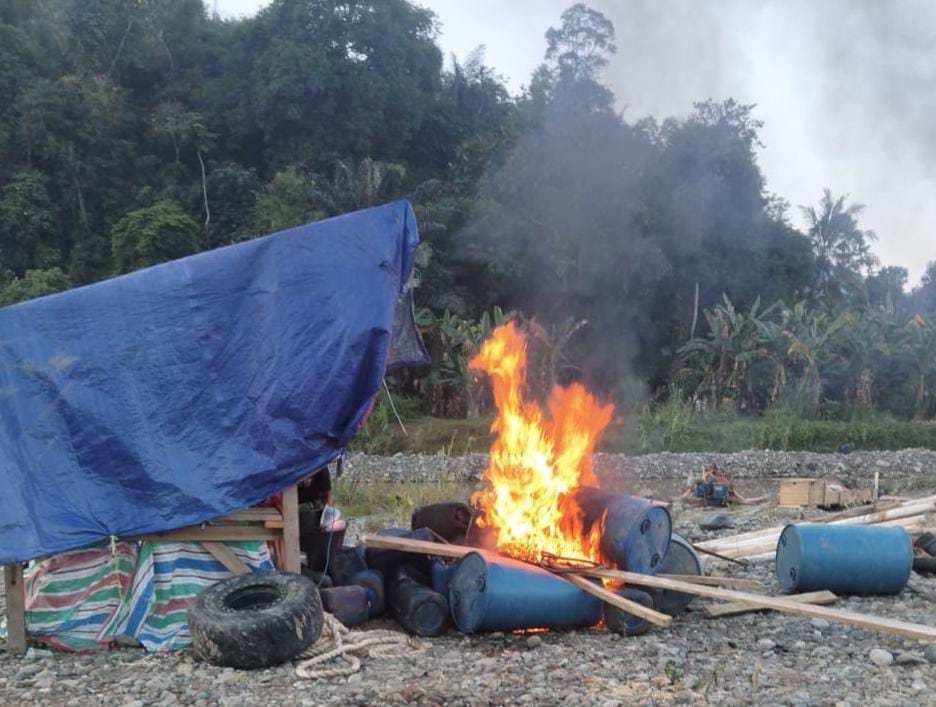 Alih-alih Menyita, Polisi Justru Bakar Barang Bukti di Lokasi Dugaan Tambang Ilegal Luwu