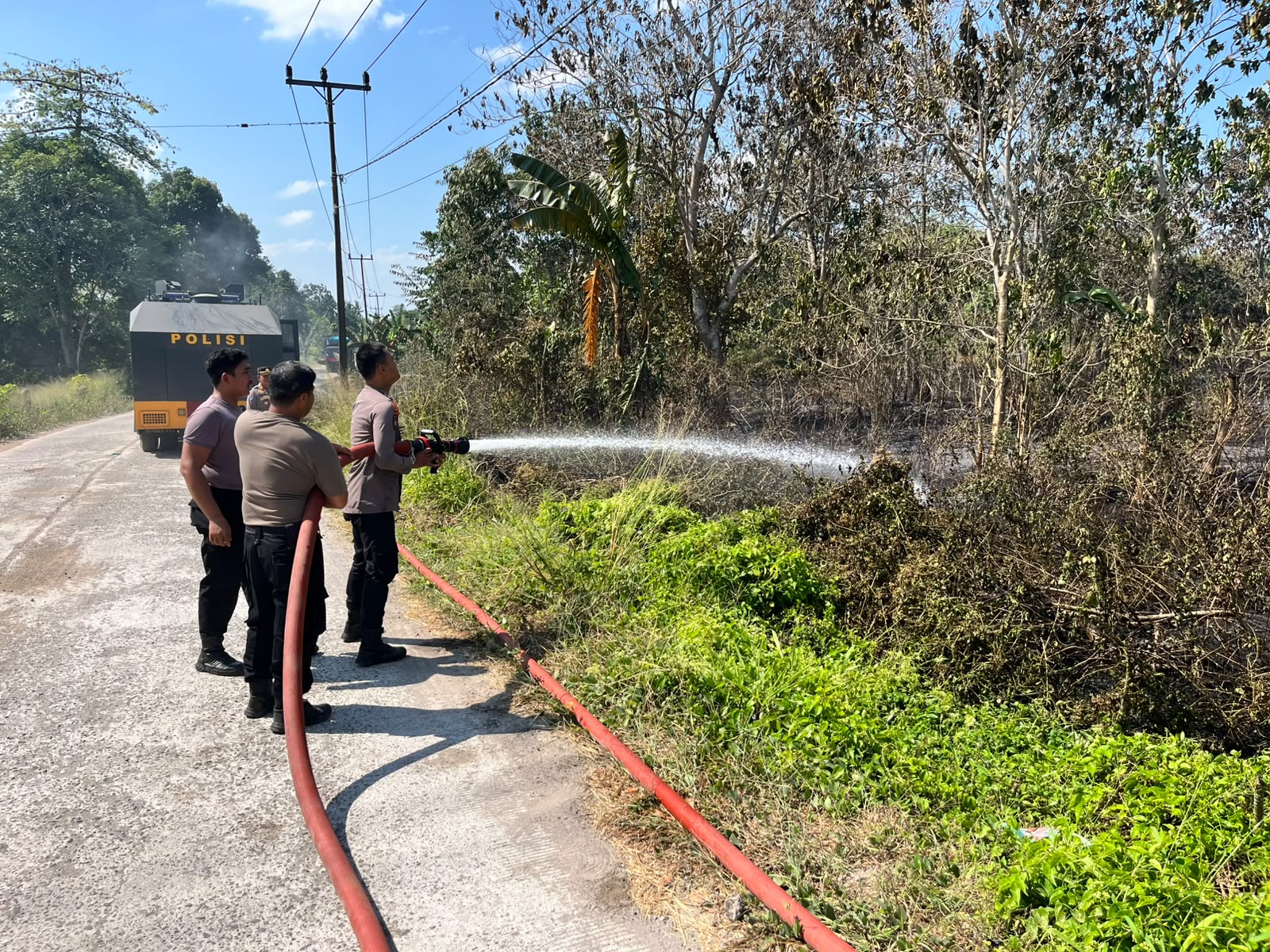 Polres Sidrap Kerahkan Water Cannon Padamkan Kebakaran Lahan