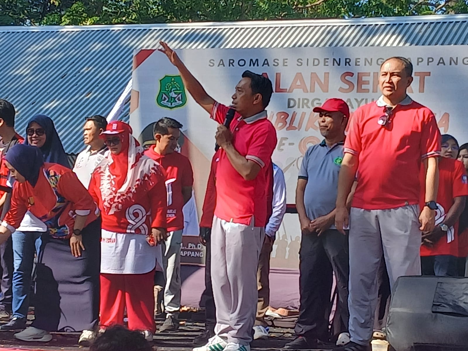 Bupati Sidrap Buka Jalan Sehat HUT RI ke-81 dan Pelepasan KKN Unhas Gelombang 116