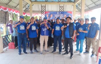 HUT Demokrat ke-25, DPC Lutra Bersih Lingkungan dan Bagikan 150 Paket Sembako